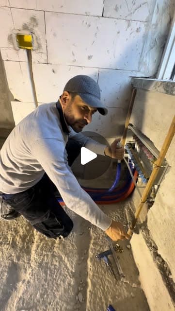Raffaele posa le tubazioni di un nuovo impianto idraulico su collettore